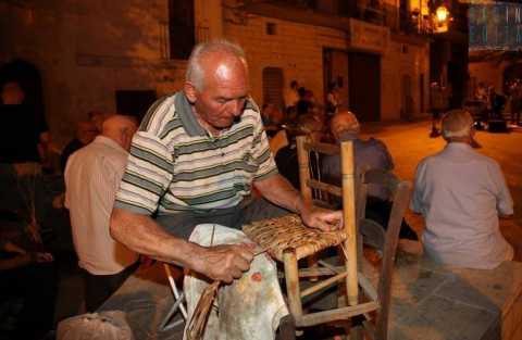 Buona paglia e mani forti: i segreti del vecchio Gaetano, l'ultimo "acconcia sedie"